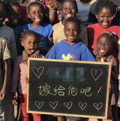 非洲小孩举牌广告定制软件下载|非洲小孩举牌