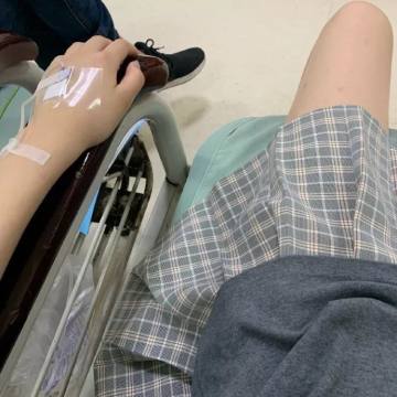 打针图片手女生输液真实照片