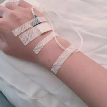 打针图片手女生输液真实照片